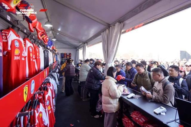 下手快，出手狠！F1中国大奖赛首日，海内外车迷“爆买”周边