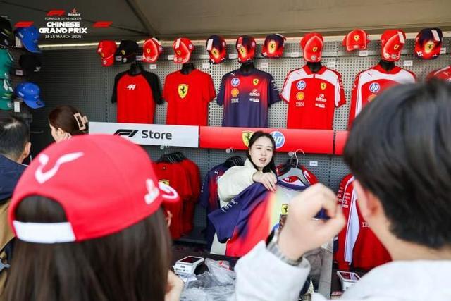 下手快，出手狠！F1中国大奖赛首日，海内外车迷“爆买”周边