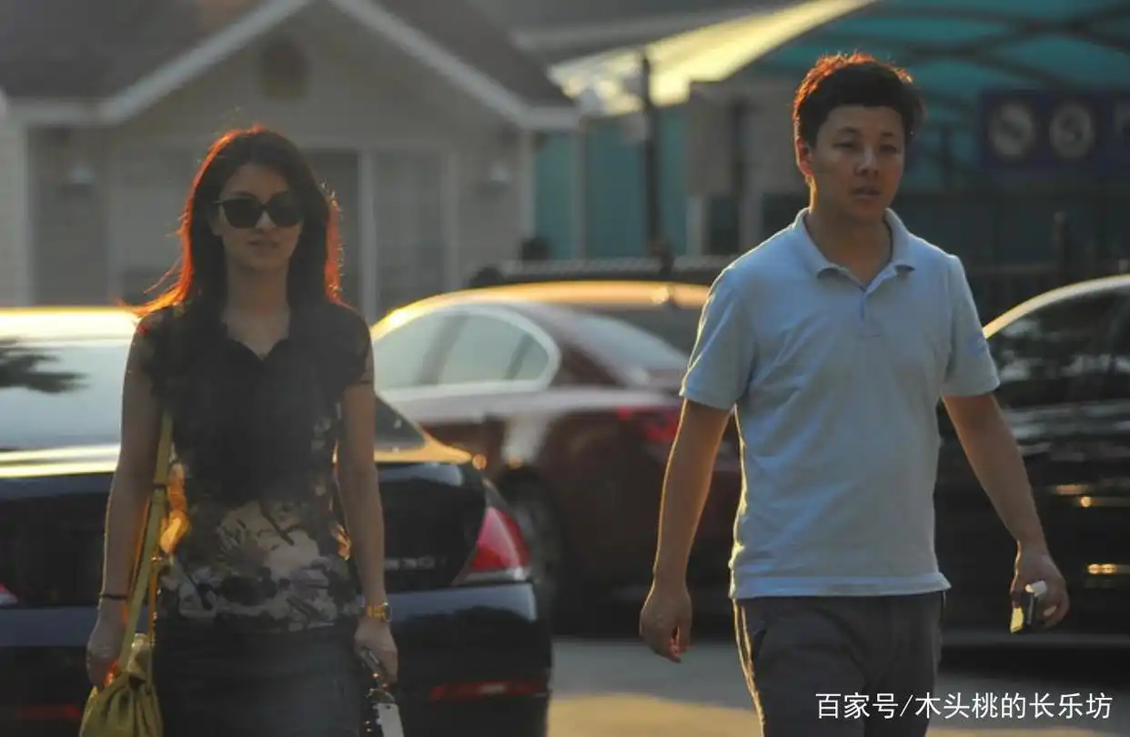 41岁涂经纬罕谈撒贝宁,曾相爱4年,分手后有“边界感”各自幸福