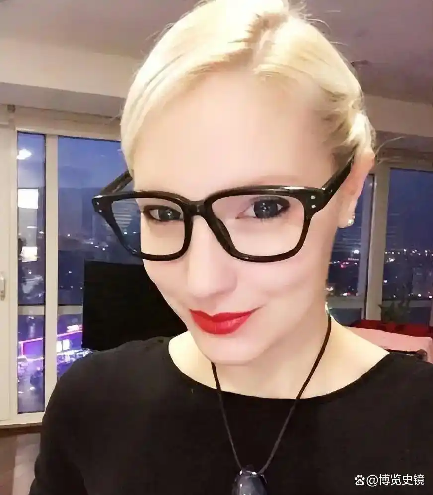 央视颜值天花板涂经纬,与撒贝宁同居 4 年转身嫁富商,今现状令人唏嘘