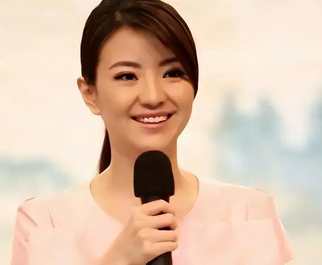 和撒贝宁同居四年,却转身投入富豪怀抱,没想到如今竟沦落至此