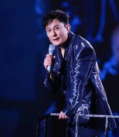 张信哲最催泪的十首情歌:35年经典重现,第1首让人泪流不止!
