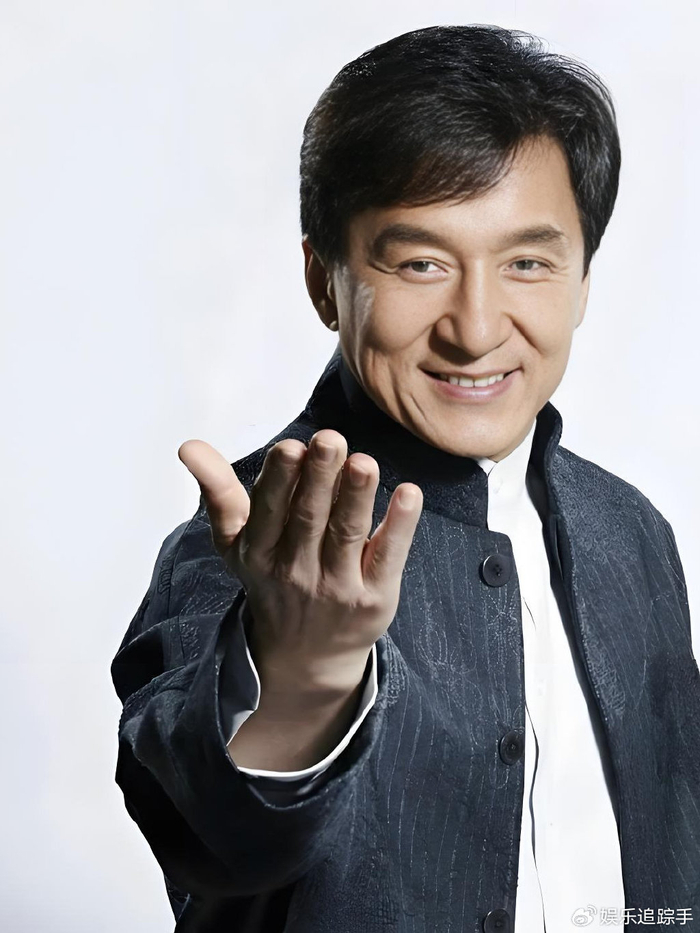 71岁成龙亮相三里屯,白发显现岁月痕迹,低调不站C位彰显内敛!