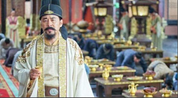 赵匡胤问俩孩子咋办，潘美掐柱子憋出一句话，满朝文武脸都绿了