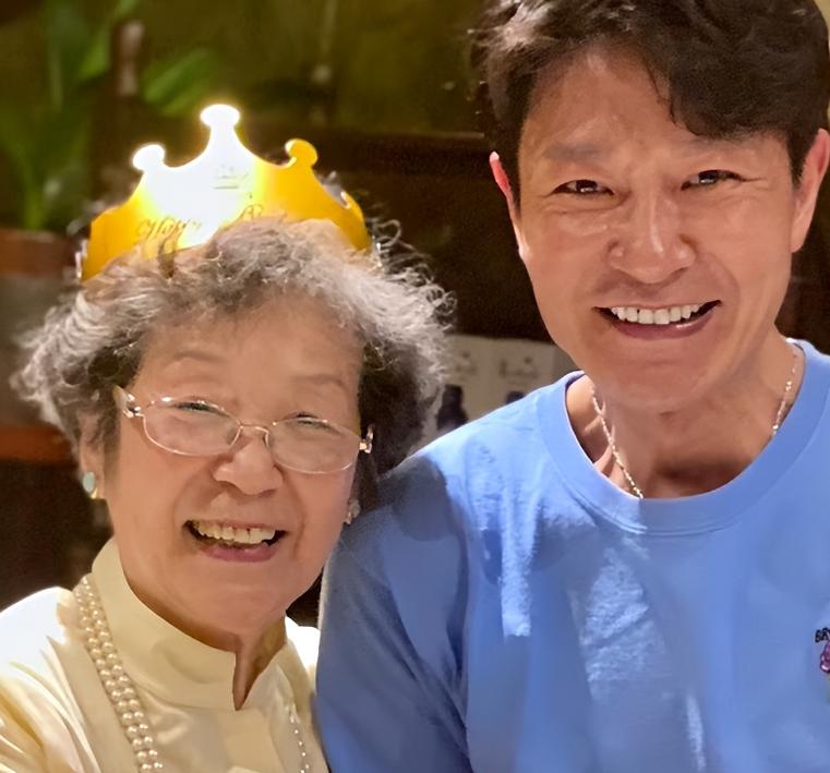 49岁李宗翰近况：坚持不婚不育，如今与母亲相依为命到处旅游