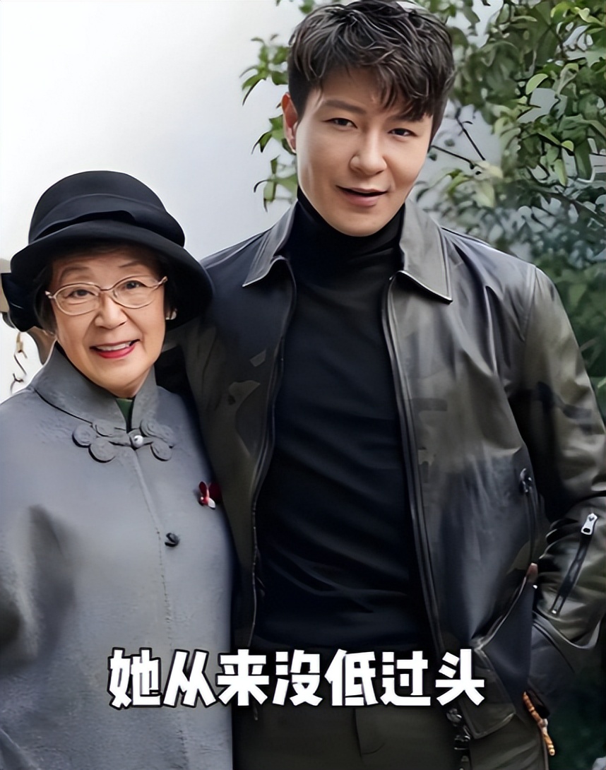 49岁李宗翰近况：坚持不婚不育，如今与母亲相依为命到处旅游