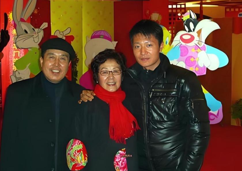 49岁李宗翰近况：坚持不婚不育，如今与母亲相依为命到处旅游
