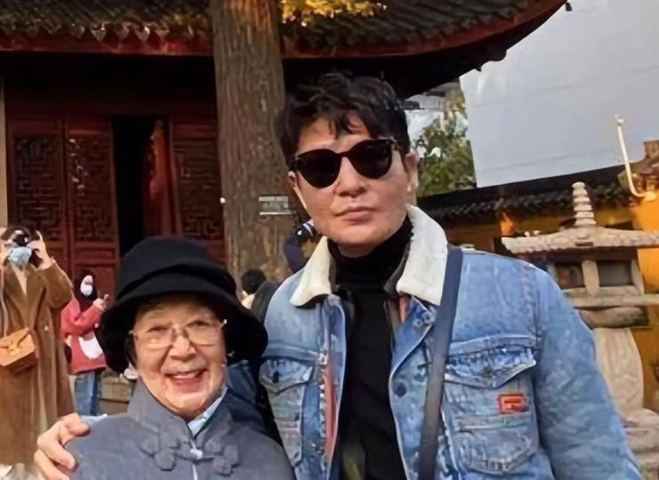 49岁李宗翰近况：坚持不婚不育，如今与母亲相依为命到处旅游