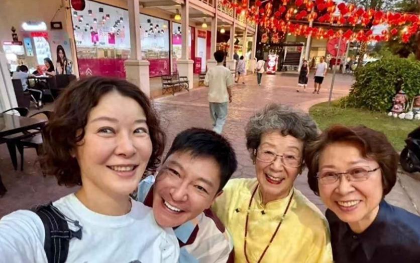 49岁李宗翰近况：坚持不婚不育，如今与母亲相依为命到处旅游