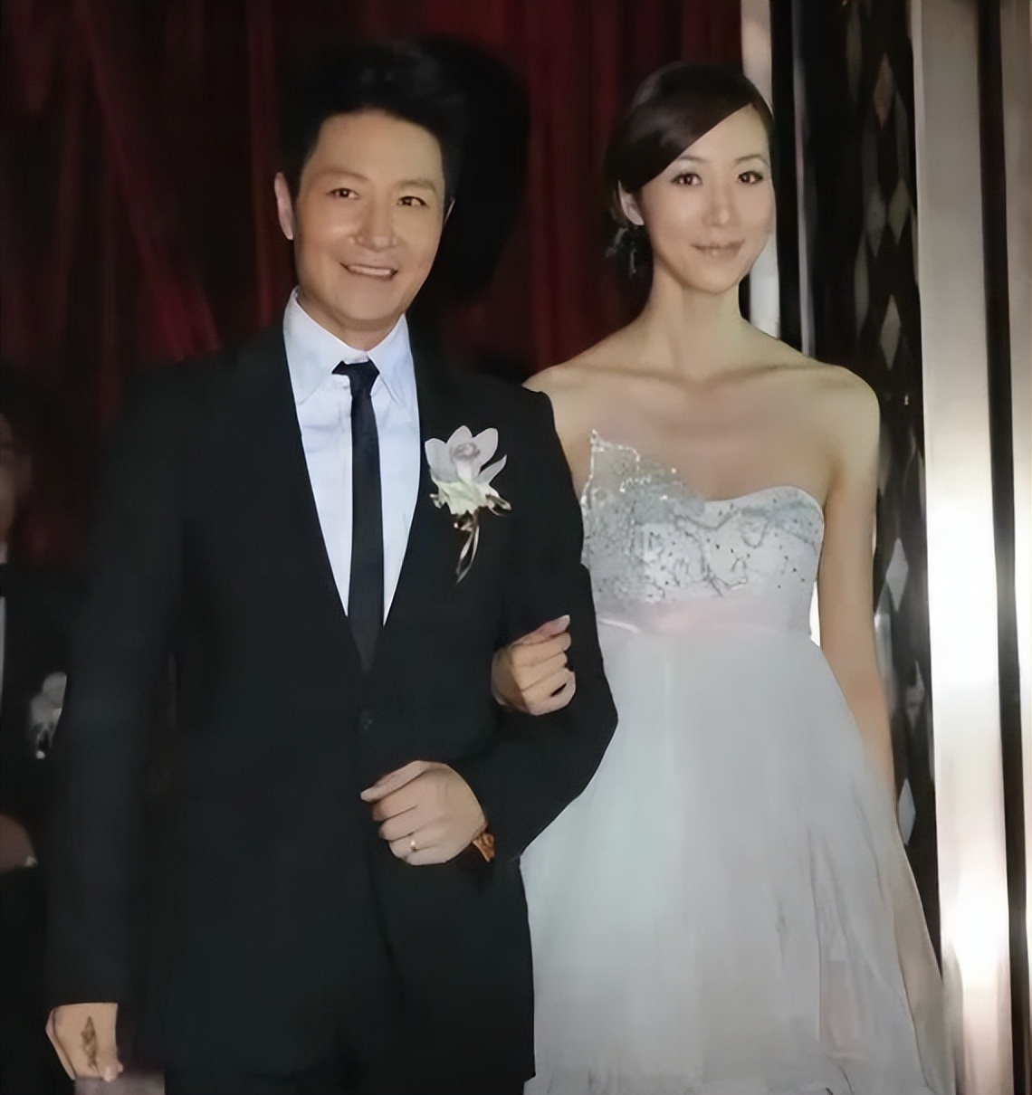 49岁李宗翰近况：坚持不婚不育，如今与母亲相依为命到处旅游