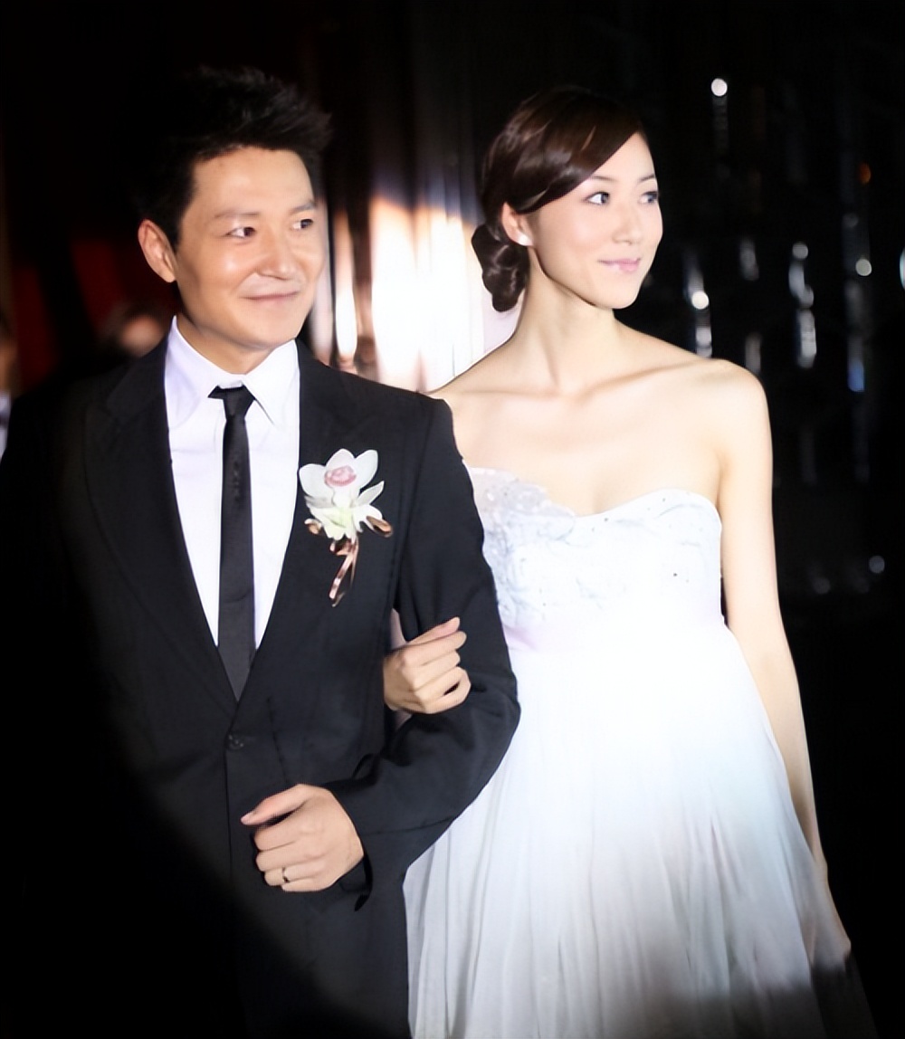 49岁李宗翰近况：坚持不婚不育，如今与母亲相依为命到处旅游
