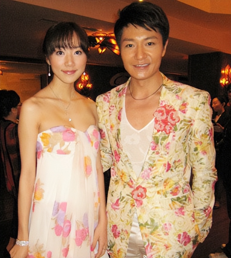 49岁李宗翰近况：坚持不婚不育，如今与母亲相依为命到处旅游