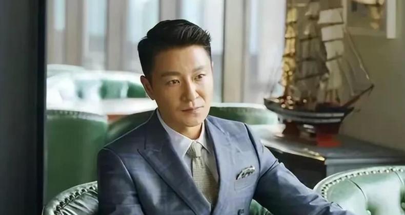 49岁李宗翰近况：坚持不婚不育，如今与母亲相依为命到处旅游