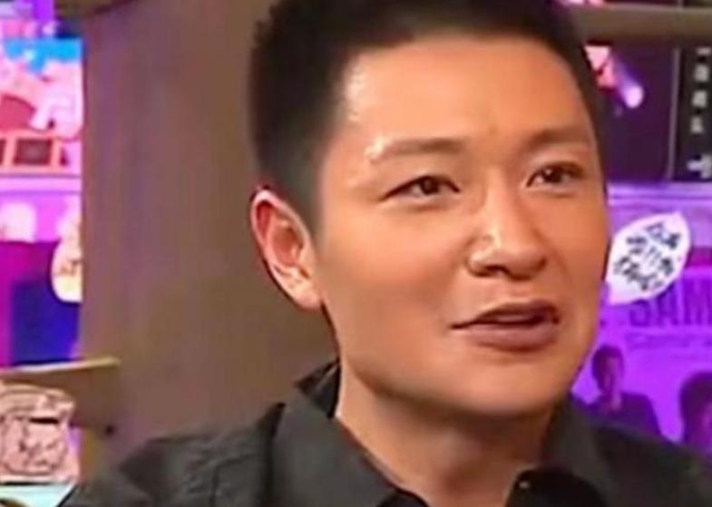49岁李宗翰近况：坚持不婚不育，如今与母亲相依为命到处旅游