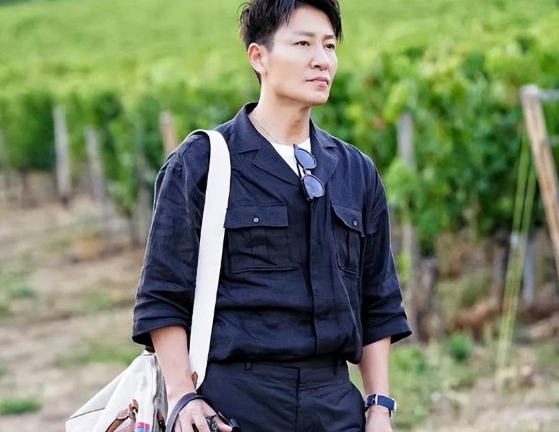 49岁李宗翰近况：坚持不婚不育，如今与母亲相依为命到处旅游