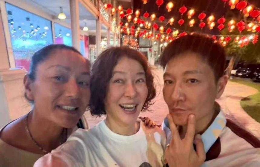 49岁李宗翰近况：坚持不婚不育，如今与母亲相依为命到处旅游