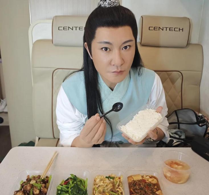 49岁李宗翰近况：坚持不婚不育，如今与母亲相依为命到处旅游