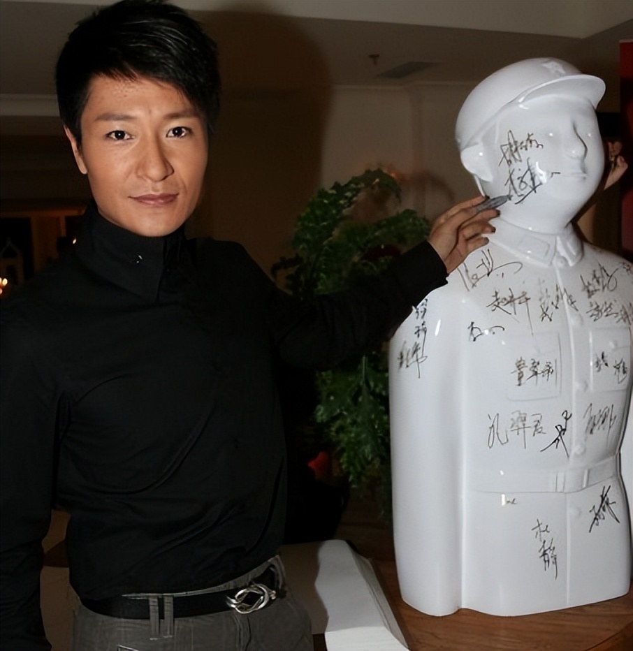 49岁李宗翰近况：坚持不婚不育，如今与母亲相依为命到处旅游