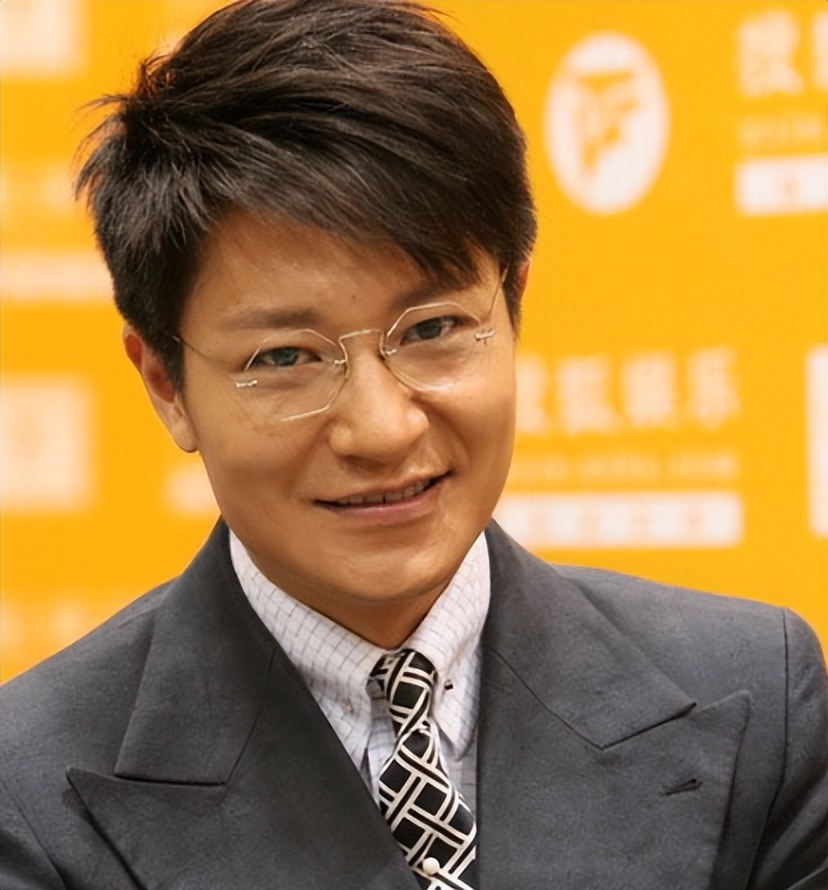 49岁李宗翰近况：坚持不婚不育，如今与母亲相依为命到处旅游
