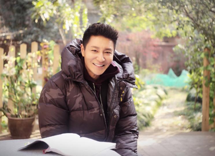 49岁李宗翰近况：坚持不婚不育，如今与母亲相依为命到处旅游