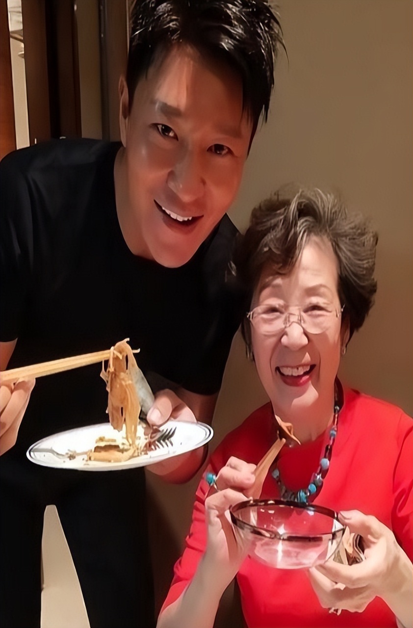 49岁李宗翰近况：坚持不婚不育，如今与母亲相依为命到处旅游