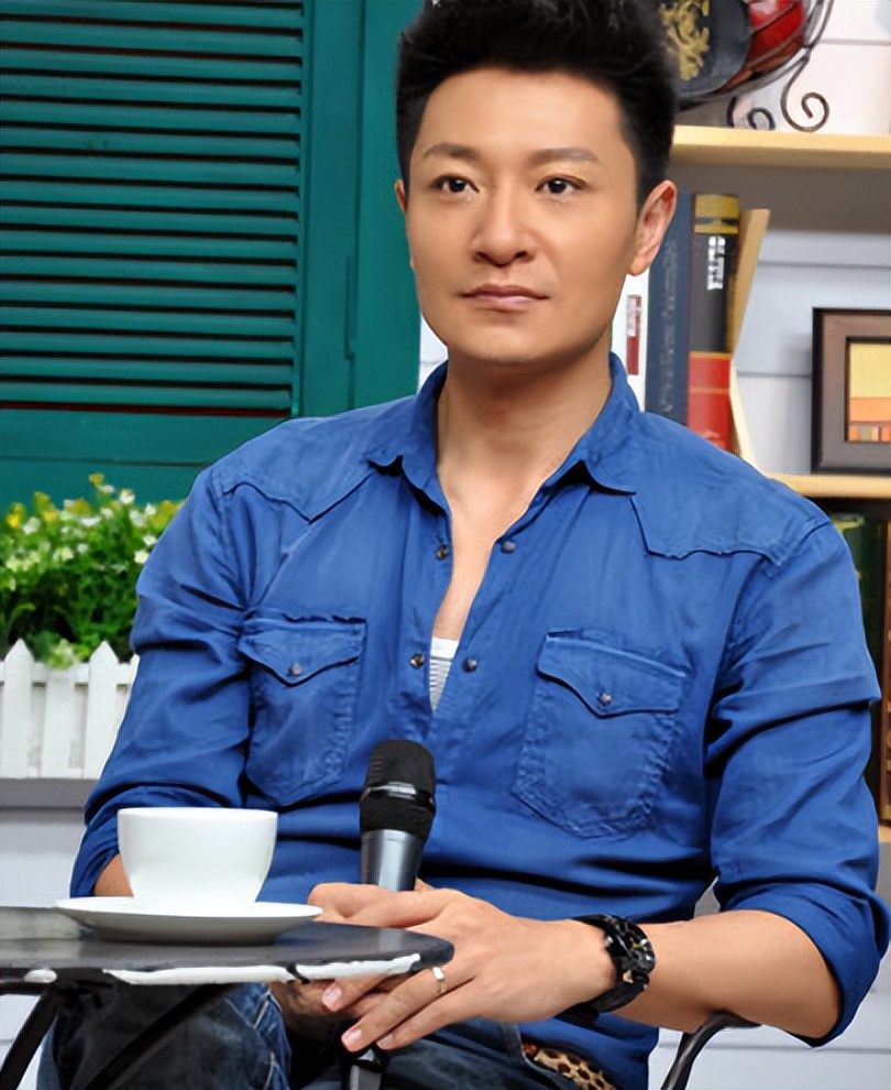 49岁李宗翰近况：坚持不婚不育，如今与母亲相依为命到处旅游