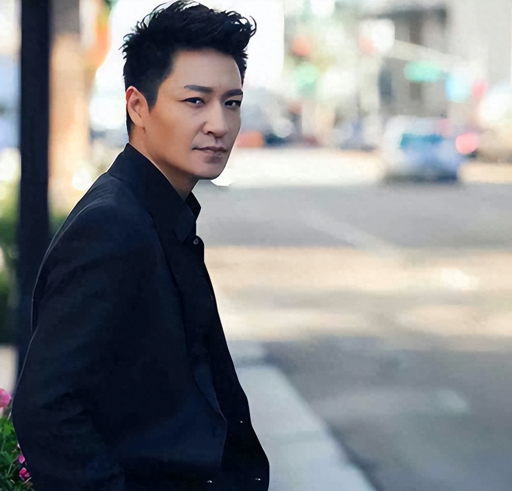 49岁李宗翰近况：坚持不婚不育，如今与母亲相依为命到处旅游