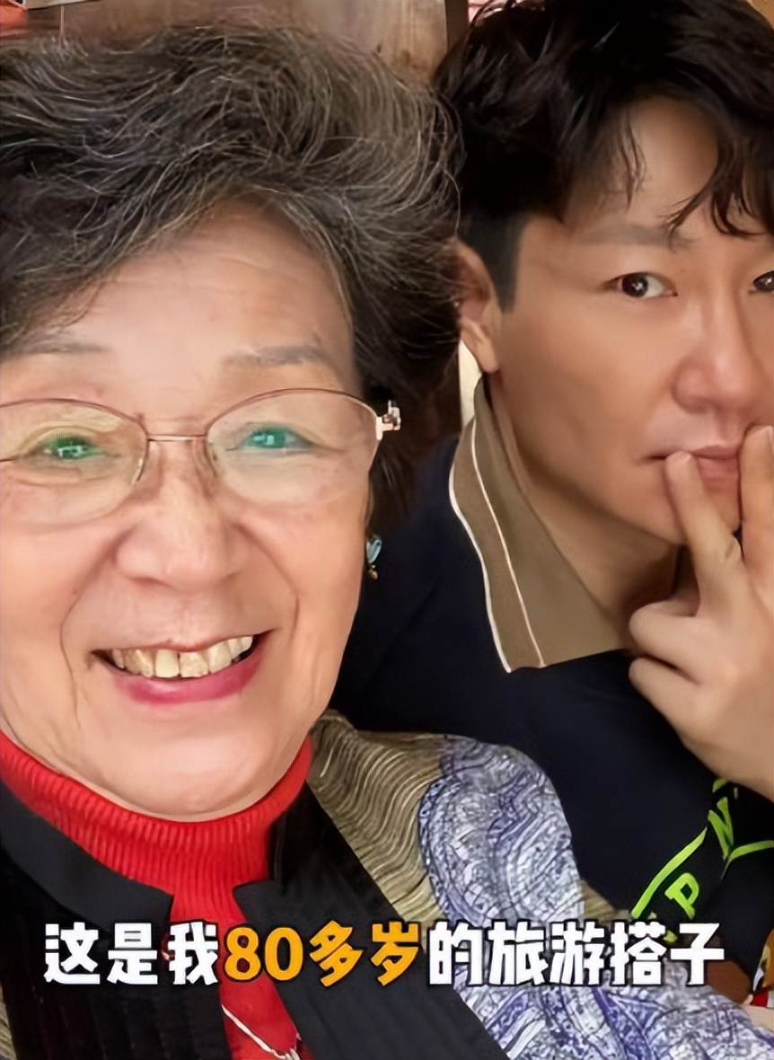 49岁李宗翰近况：坚持不婚不育，如今与母亲相依为命到处旅游