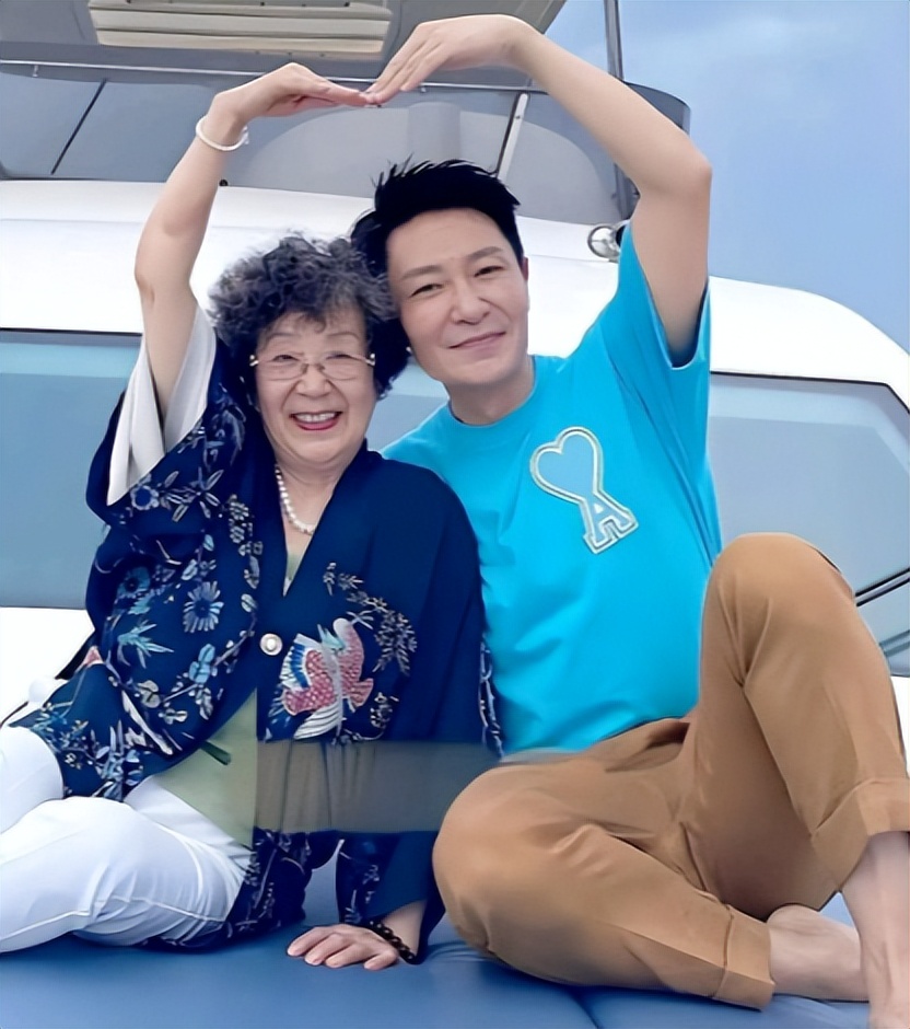 49岁李宗翰近况：坚持不婚不育，如今与母亲相依为命到处旅游