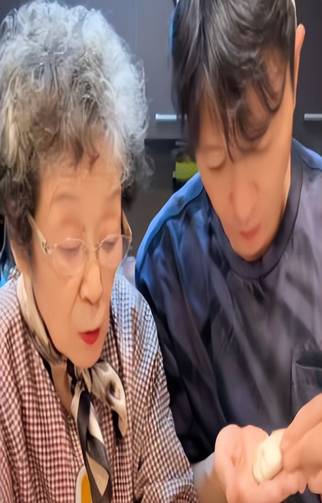 49岁李宗翰近况：坚持不婚不育，如今与母亲相依为命到处旅游