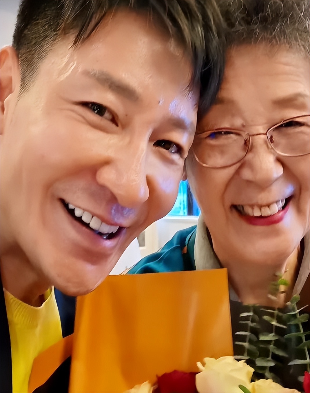 49岁李宗翰近况：坚持不婚不育，如今与母亲相依为命到处旅游