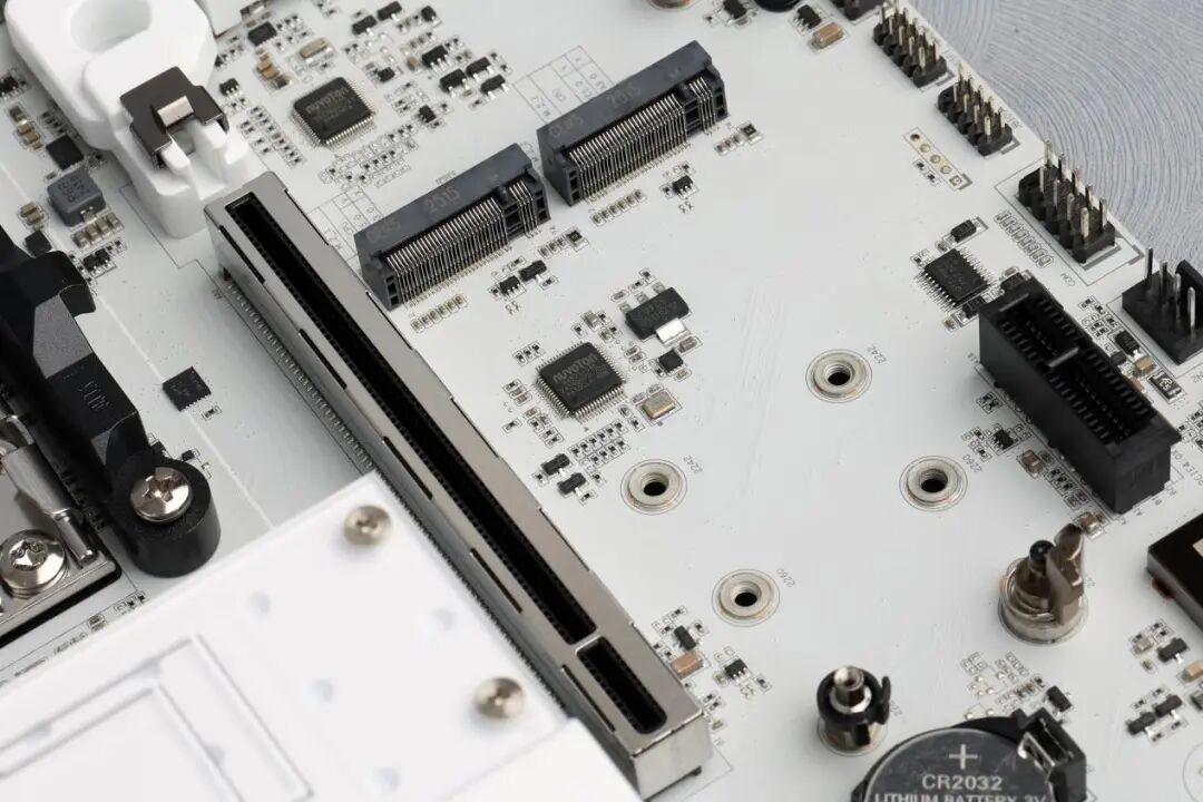 1199元获得17相供电、80A MOS与DDR5 8400内存：七彩虹B850M ARK方舟主板测试