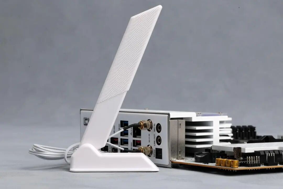 1199元获得17相供电、80A MOS与DDR5 8400内存：七彩虹B850M ARK方舟主板测试