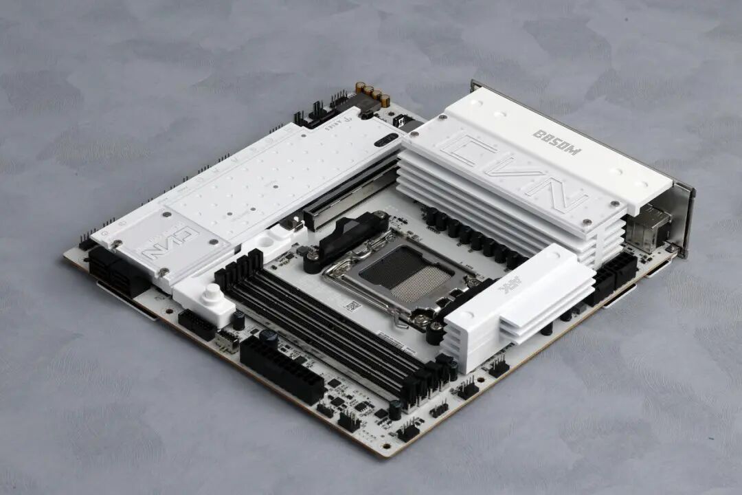 1199元获得17相供电、80A MOS与DDR5 8400内存：七彩虹B850M ARK方舟主板测试