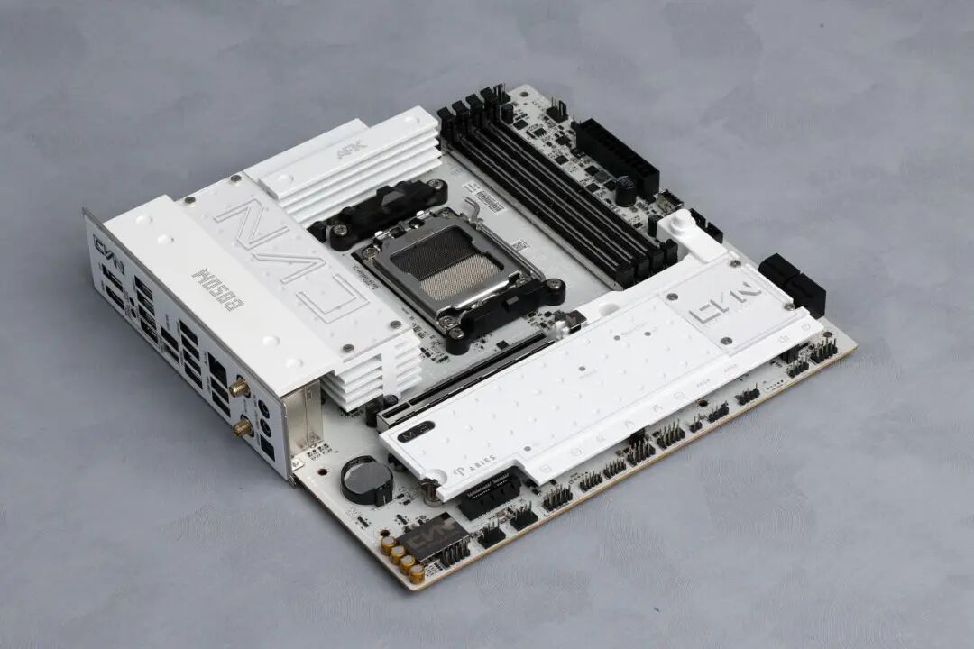 1199元获得17相供电、80A MOS与DDR5 8400内存：七彩虹B850M ARK方舟主板测试