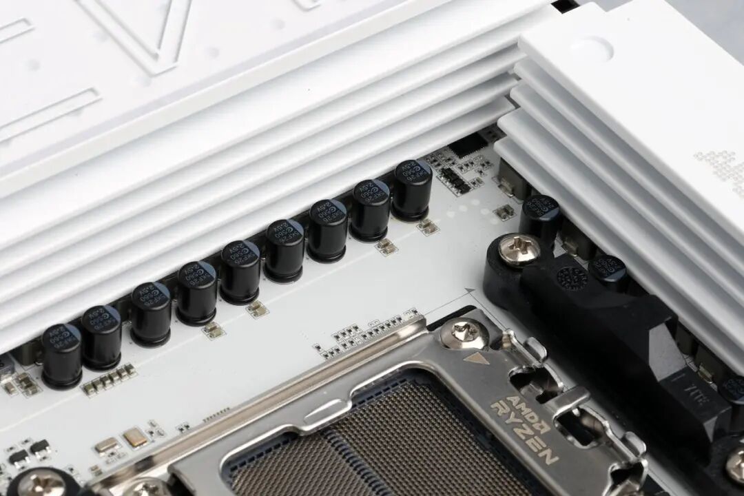 1199元获得17相供电、80A MOS与DDR5 8400内存：七彩虹B850M ARK方舟主板测试