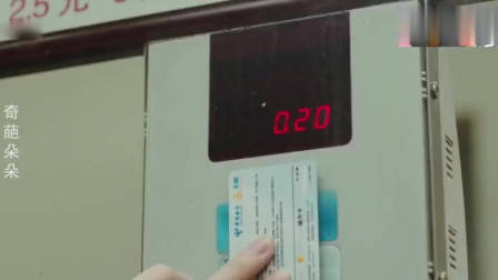 碰瓷党遇上女司机,别以为不敢撞你,男子当场被活活撞飞!