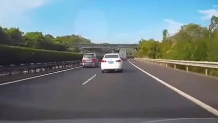 碰瓷党遇上女司机,别以为不敢撞你,男子当场被活活撞飞!