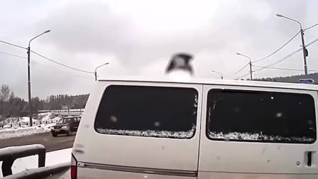 碰瓷党遇上女司机,别以为不敢撞你,男子当场被活活撞飞!