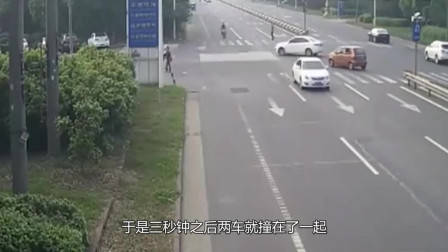 碰瓷党遇上女司机,别以为不敢撞你,男子当场被活活撞飞!