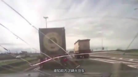 碰瓷党遇上女司机,别以为不敢撞你,男子当场被活活撞飞!