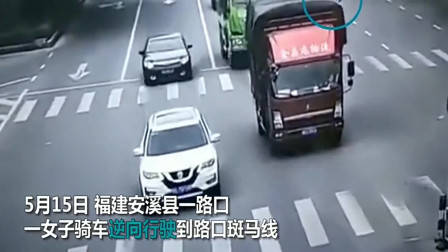 碰瓷党遇上女司机,别以为不敢撞你,男子当场被活活撞飞!