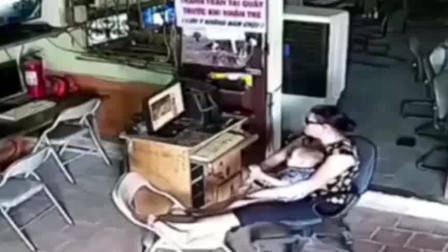 碰瓷党遇上女司机,别以为不敢撞你,男子当场被活活撞飞!