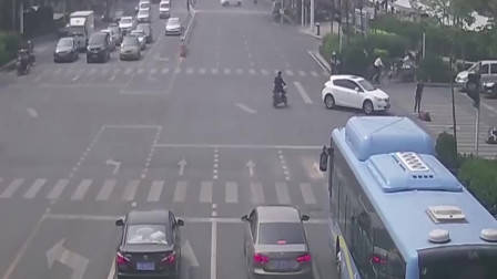 碰瓷党遇上女司机,别以为不敢撞你,男子当场被活活撞飞!