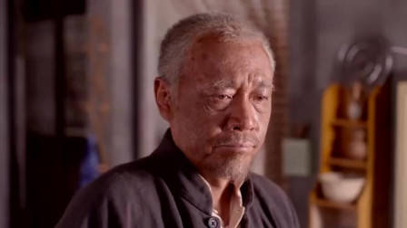 碰瓷党遇上女司机,别以为不敢撞你,男子当场被活活撞飞!