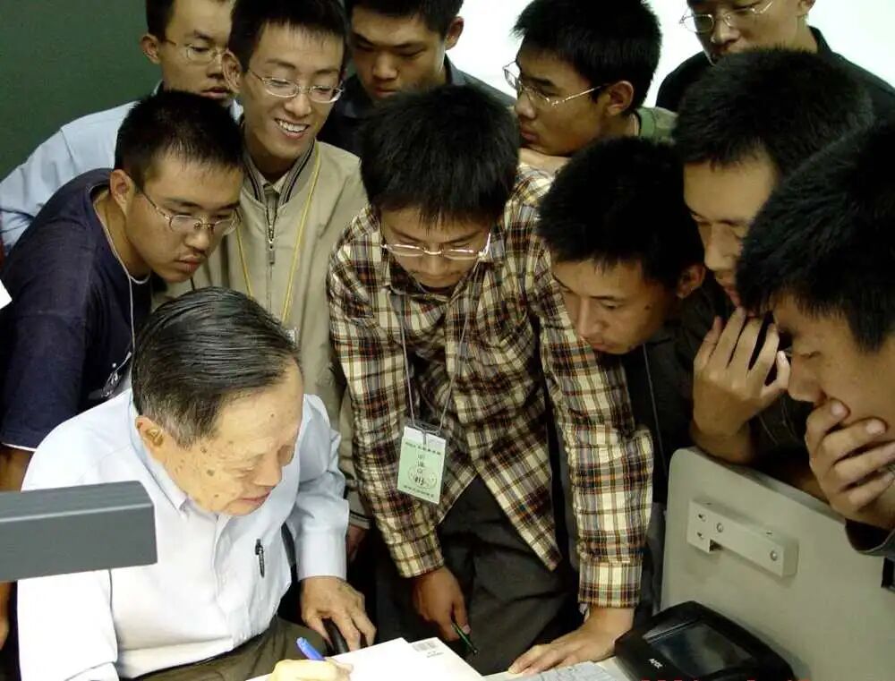 新华社发长文，追忆杨振宁先生