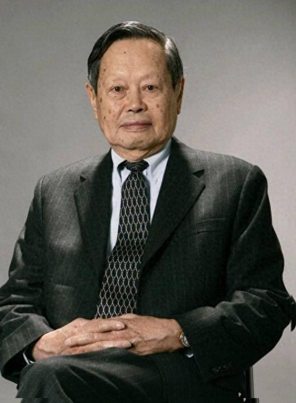 2024年，102岁杨振宁在北京别墅里留影，头发还很黑，翁帆长胖了