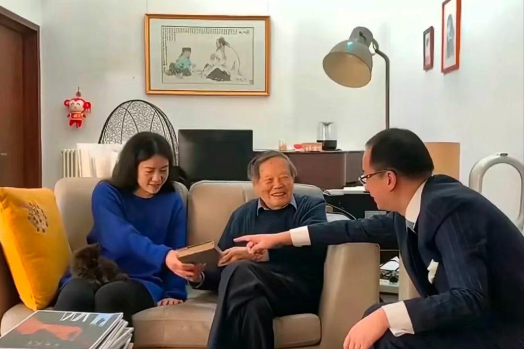 2024年，102岁杨振宁在北京别墅里留影，头发还很黑，翁帆长胖了