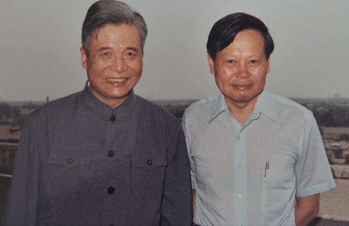 2024年，102岁杨振宁在北京别墅里留影，头发还很黑，翁帆长胖了