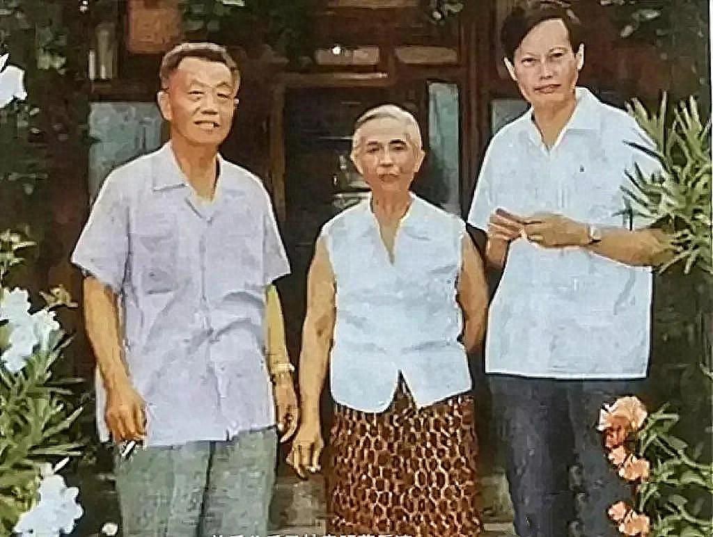 1971年，杨振宁和岳父杜聿明、岳母曹秀清在北京，一张罕见的合影